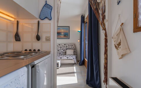 Cabourg 345: Cabinetry, Proprietà, Cornice, Azzurro, Costruzione, Controsoffitto, Cucina Stufa, Interior Design, Legna, Stufa A Gas