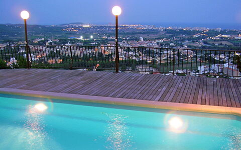 Mas Ambros: Piscina, Cielo, Illuminazione, Immobiliare, Acqua, Reflecting Pool, Architettura, Notte, Sera, Città