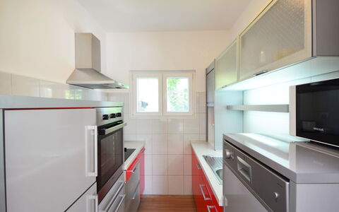 Amiela: Controsoffitto, Proprietà, Camera, Cabinetry, Cucina, Mobilia, Interior Design, Costruzione, Casa, Pavimento