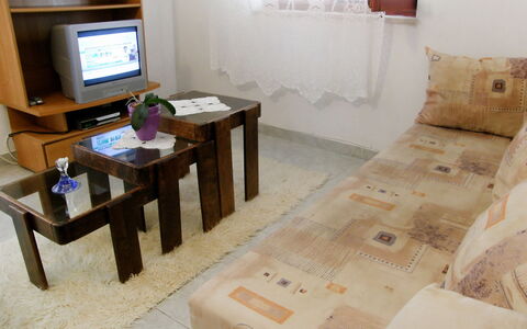 Margita: Camera, Proprietà, Mobilia, Interior Design, Tavolo, Pavimento, Soggiorno, Legna, Casa, Pavimentazione