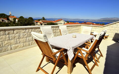 Margita: Cielo, Mobili Da Esterno, Sedia, Legna, Tavolo, Tavolo Esterno, Shade, Interior Design, Costruzione, Pavimentazione