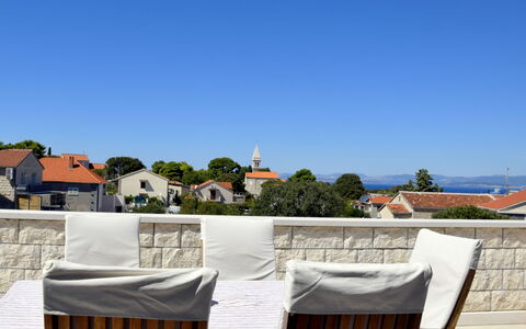 Margita: Cielo, Costruzione, Azzurro, Finestra, Albero, Shade, Casa, Zona Residenziale, Orizzonte, Paesaggio