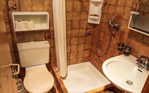 Flims 420: Toilet Seat, Bagno, Lavandino Del Bagno, Idraulico Fixture, Gabinetto, Lavello, Pavimentazione, Pavimento, Rubinetto, Interior Design