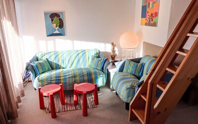 Girun 420.1: Mobilia, Interior Design, Tessile, Pavimentazione, Pavimento, Illuminazione, Camera, Soggiorno, Sedia, Casa