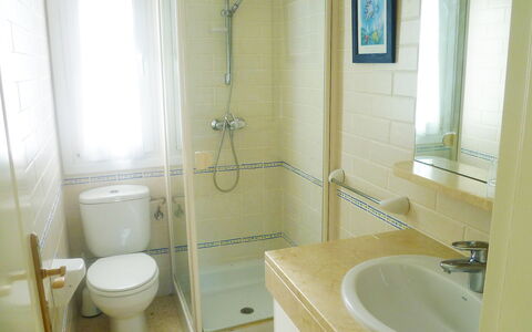 Oliva 403: Bagno, Proprietà, Camera, Gabinetto, Idraulico Fixture, Parete, Pavimento, Bagno Accessorio, Interior Design, Piastrella