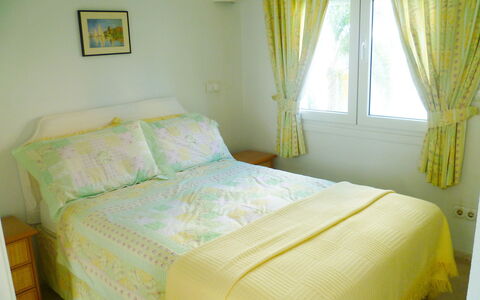 Oliva 403: Camera Da Letto, Letto, Camera, Mobilia, Lenzuolo, Proprietà, Bedding, Tenda, Telaio Del Letto, Interior Design