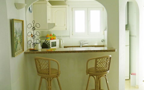 Oliva 403: Camera, Mobilia, Verde, Interior Design, Proprietà, Giallo, Tavolo, Cucina, Pavimento, Architettura