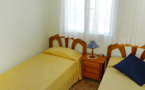 Dénia 475: Camera Da Letto, Camera, Letto, Mobilia, Proprietà, Telaio Del Letto, Lenzuolo, Giallo, Interior Design, Bedding