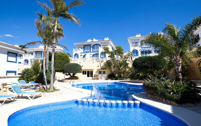 Calpe Calp 854: Acqua, Cielo, Proprietà, Costruzione, Pianta, Blu, Azzurro, Piscina, Natura, Albero