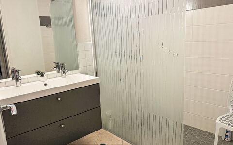 Les Alizées: Specchio, Lavello, Cabinetry, Bagno, Rubinetto, Costruzione, Mobiletto Del Bagno, Lavandino Del Bagno, Legna, Interior Design