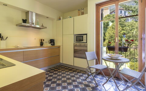 Residenza del Pascià: Pavimentazione, Interior Design, Pavimento, Cucina, Controsoffitto, Mobilia, Elettrodomestico Da Cucina, Legna, Cabinetry, Apparecchio Major