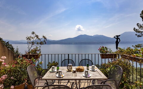 Residenza del Pascià: Corpo D'Acqua, Collina, Costiera E Morfologie Oceanic, Vaso Di Fiori, Costa, Banca, Sedia, Catena Montuosa, Mare