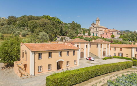 Sestri Levante 200: Cielo, Pianta, Costruzione, Finestra, Albero, Casa, Erba, Zona Residenziale, Facciata, Paesaggio