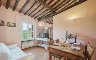 Casa del Gemmo 200.1: Mobilia, Proprietà, Divano, Tavolo, Finestra, Legna, Interior Design, Pianta Della Casa, Soggiorno, Pavimentazione