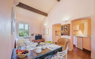 Casa della Dalcisa 200.3: Tavolo, Mobilia, Finestra, Legna, Sedia, Tavola, Illuminazione, Interior Design, Costruzione, Soggiorno