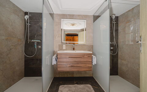 Oberhaslach: Pavimentazione, Idraulico Fixture, Pavimento, Interior Design, Bagno, Mobiletto Del Bagno, Idraulico, Rubinetto, Piastrella, Lavello