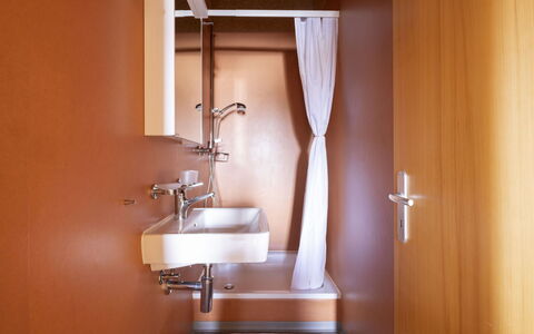 Maiensäss Komfort: Marrone, Rubinetto, Proprietà, Idraulico Fixture, Lavello, Costruzione, Lavandino Del Bagno, Legna, Illuminazione, Bagno