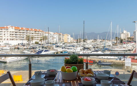 Empuriabrava 122: Acqua, Cielo, Tavola, Giorno, Proprietà, Tavolo, Barca, Moto D'Acqua, Costruzione, Veicolo