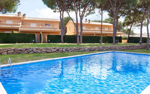 Juanes: Acqua, Pianta, Cielo, Proprietà, Piscina, Azzurro, Albero, Shade, Erba, Tempo Libero