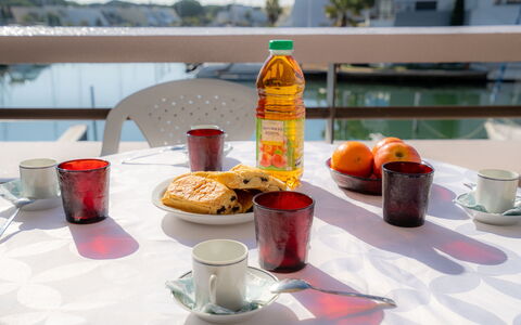 Les Marinas D'Ulysse Iv: Tavola, Cibo, Tavolo, Bicchieri, Dishware, Tazza, Finestra, Piatto, Serveware, Bevanda