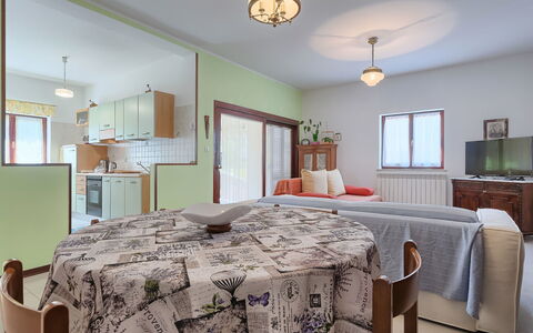 Licia: Mobilia, Proprietà, Tavolo, Finestra, Legna, Tessile, Sedia, Interior Design, Pavimento