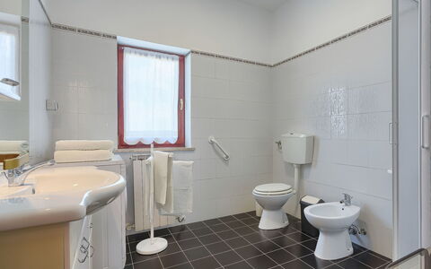 Licia: Idraulico Fixture, Proprietà, Specchio, Viola, Bagno, Gabinetto, Toilet Seat, Lavello, Finestra, Lavandino Del Bagno