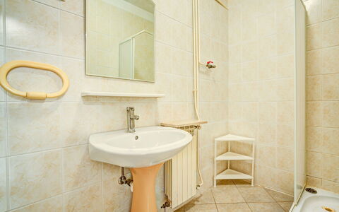Pag Dinjiška 111: Bagno, Proprietà, Camera, Piastrella, Parete, Architettura, Rubinetto, Interior Design, Pavimento, Idraulico Fixture