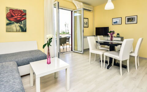 Pag Dinjiška 111: Tavolo, Mobilia, Cornice, Divano, Pianta, Fiore, Pianta Della Casa, Sedia, Comfort, Soggiorno