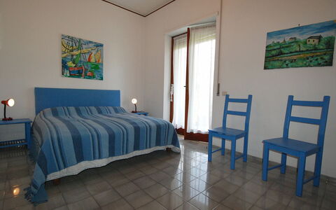 Riviera Massa: Camera, Camera Da Letto, Mobilia, Proprietà, Letto, Blu, Lenzuolo, Pavimento, Interior Design, Telaio Del Letto