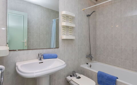 Residencial Cap de Grifeu: Rubinetto, Idraulico Fixture, Lavello, Specchio, Proprietà, Lavandino Del Bagno, Viola, Bagno, Blu, Vasca Da Bagno