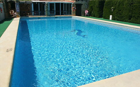 Etxe Zuri: Piscina, Acqua, Proprietà, Tempo Libero, Azzurro, Immobiliare, Resort Citta ', Vacanza, Rettangolo, Erba