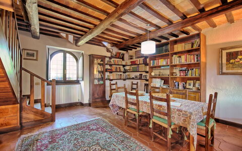 Casale Giulio: Proprietà, Camera, Costruzione, Soffitto, Interior Design, Fascio, Casa, Immobiliare, Estate, Mobilia