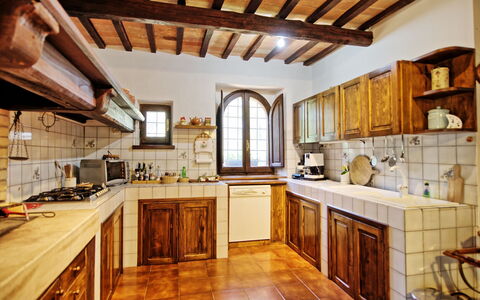 Casale Giulio: Controsoffitto, Camera, Proprietà, Cucina, Costruzione, Mobilia, Cabinetry, Interior Design, Casa, Soffitto