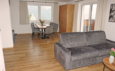 Ladis 600.11: Mobilia, Divano, Cornice, Tavolo, Costruzione, Legna, Finestra, Fiore, Soggiorno, Pavimentazione