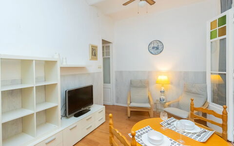 Gracia Torrijos: Mobilia, Proprietà, Tavolo, Ventilatore, Finestra, Cornice, Legna, Illuminazione, Interior Design, Cabinetry