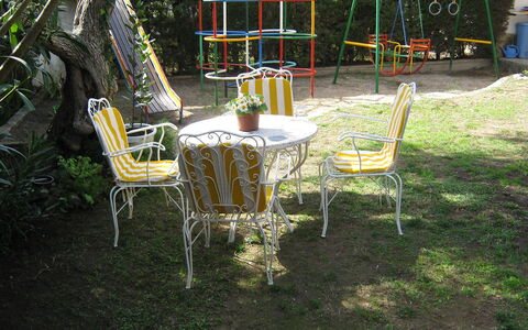 Vilafortuny: Sedia, Albero, Backyard, Cortile, Mobilia, Tavolo, Giardino, Pianta, Tempo Libero, Mobili Da Esterno