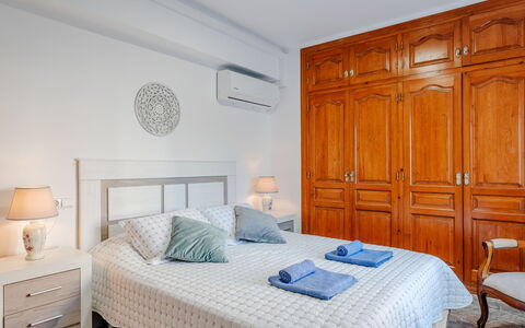Monada: Mobilia, Letto, Camera Da Letto, Interior Design, Pavimento, Legna, Lenzuolo, Bedding, Pavimentazione, Camera