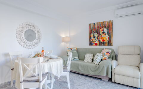 Monada: Mobilia, Interior Design, Divano, Pavimentazione, Pavimento, Camera, Soggiorno, Soffitto, Legna, Tavolo