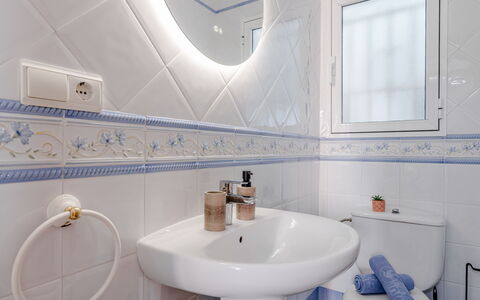 Monada: Idraulico Fixture, Pavimentazione, Pavimento, Piastrella, Idraulico, Bagno, Lavello, Rubinetto, Soffitto, Ceramica