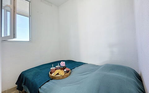 La Grande Motte 275: Parete, Camera Da Letto, Pavimento, Pavimentazione, Lenzuolo, Interior Design, Letto, Biancheria, Bedding, Soffitto