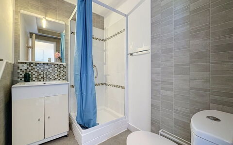 La Grande Motte 275: Toilet Seat, Pavimentazione, Idraulico Fixture, Pavimento, Gabinetto, Interior Design, Bagno, Mobiletto Del Bagno, Idraulico, Piastrella