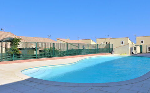 Les Hauts de St Pierre: Cielo, Acqua, Giorno, Proprietà, Costruzione, Azzurro, Piscina, Architettura, Shade, Casa