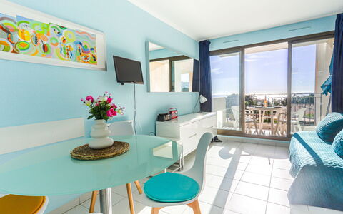 L'Ange Gardien: Tavolo, Proprietà, Mobilia, Blu, Fiore, Divano, Azzurro, Pianta, Interior Design, Pianta Della Casa