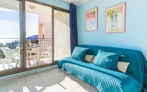 L'Ange Gardien: Mobilia, Azzurro, Finestra, Interior Design, Comfort, Legna, Cuscino, Pavimento, Costruzione, Aqua