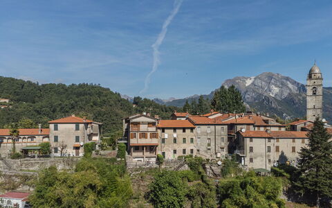 Da Franca: Cielo, Nube, Costruzione, Giorno, Proprietà, Finestra, Montagna, Albero, Pianta, Casa
