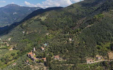 La Capannella: Cielo, Tavolo, Mobilia, Giorno, Proprietà, Pianta, Montagna, Azzurro, Sedia, Natura
