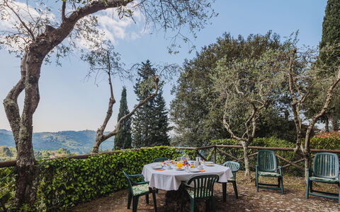 La Capannella: Cielo, Tavolo, Mobilia, Giorno, Proprietà, Pianta, Montagna, Azzurro, Sedia, Natura