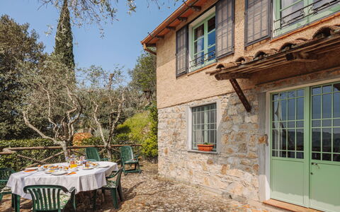 La Capannella: Cielo, Tavolo, Mobilia, Giorno, Proprietà, Pianta, Montagna, Azzurro, Sedia, Natura