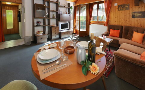 Grindelwald 104: Mobilia, Legna, Interior Design, Soffitto, Divano, Pavimentazione, Camera, Soggiorno, Pavimento, Sedia