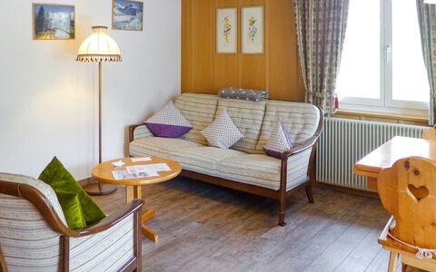 Grindelwald 104: Tavolo, Mobilia, Proprietà, Finestra, Comfort, Cornice, Costruzione, Legna, Divano, Illuminazione